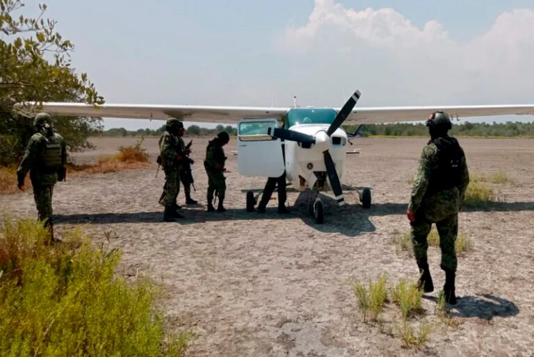 Ejército intercepta narcoavioneta cargada con más de 300 kilogramos de cocaína en Chiapas
