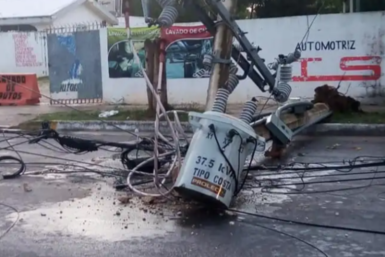 Trailero se da a la fuga tras derribar trasformador y postes de luz en Campeche