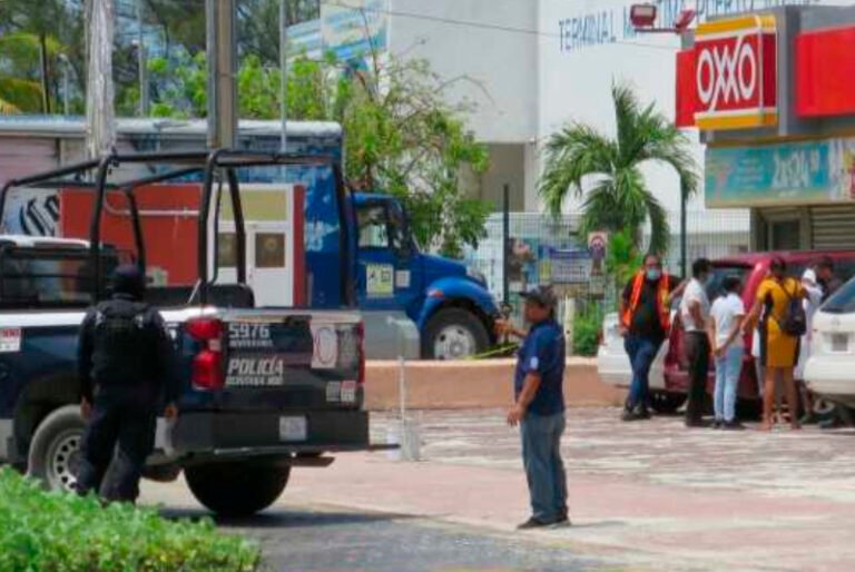 Ejecutan a hombre afuera de la terminal de Apiqroo en Puerto Juárez, Cancún