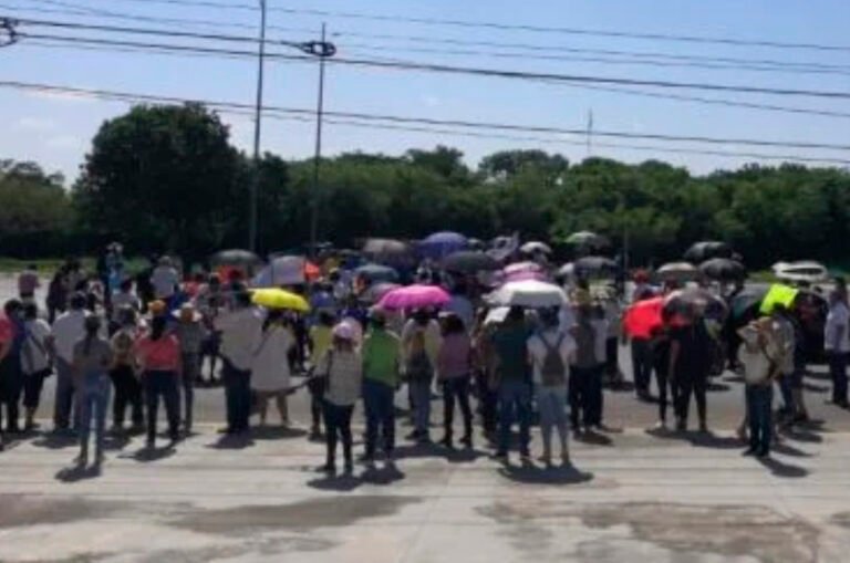 Representantes sindicales se manifiestan frente al Congreso de Yucatán contra reforma del Isstey