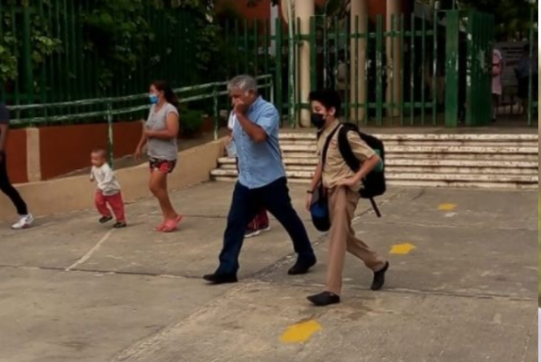 Desalojan a alumnos de secundaría de Campeche por presunta amenaza de tiroteo