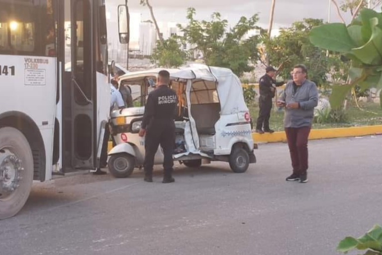 Muere pasajera de mototaxi colisionado por autobús en Playa del Carmen